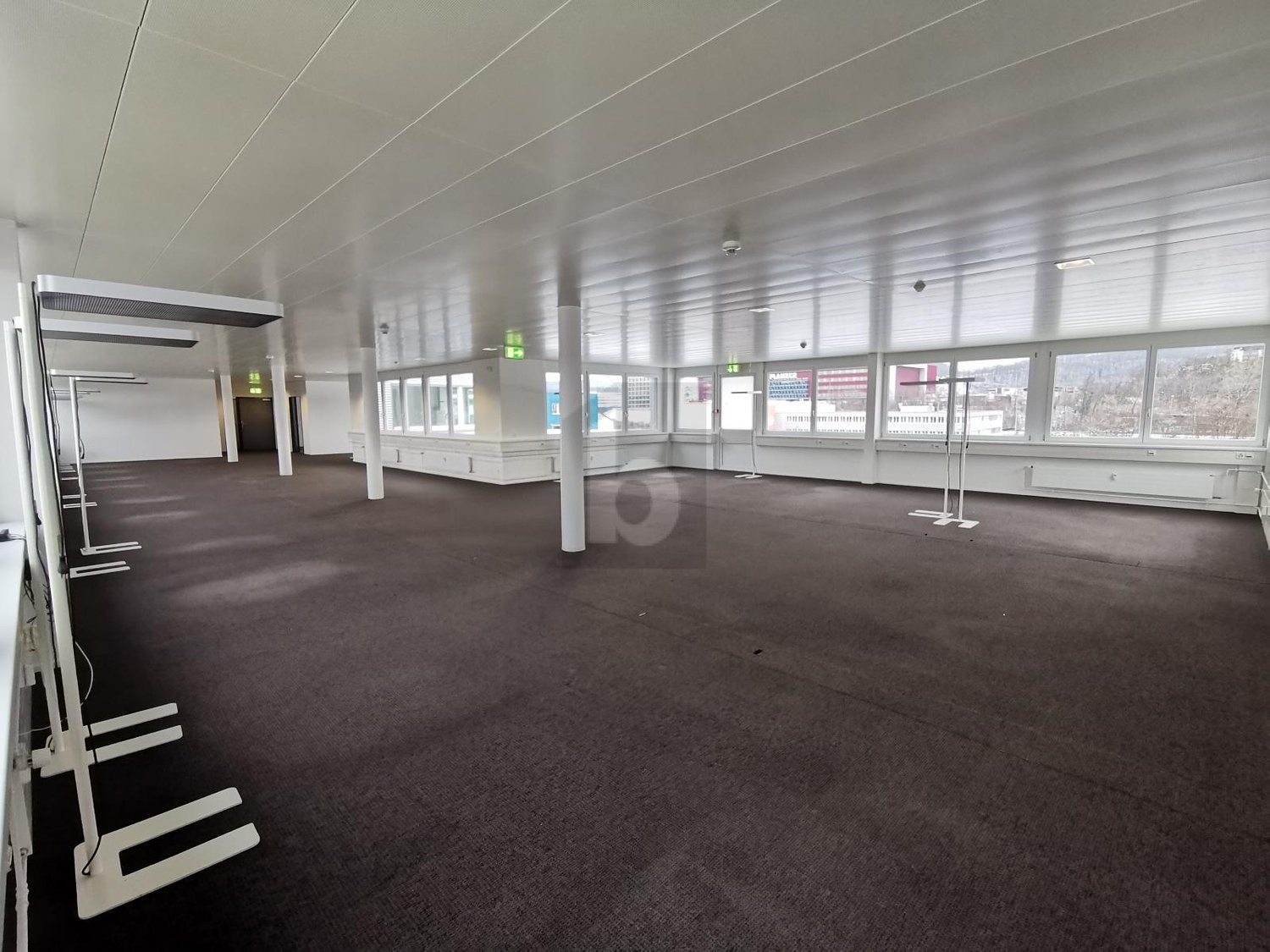309m² office, photo 1 of 3