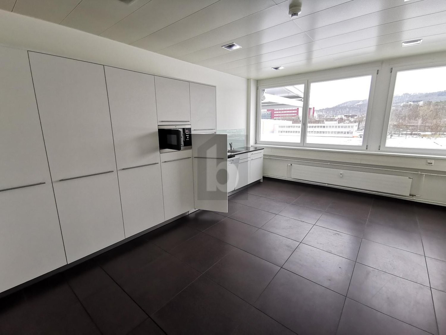 309m² office, photo 3 of 3