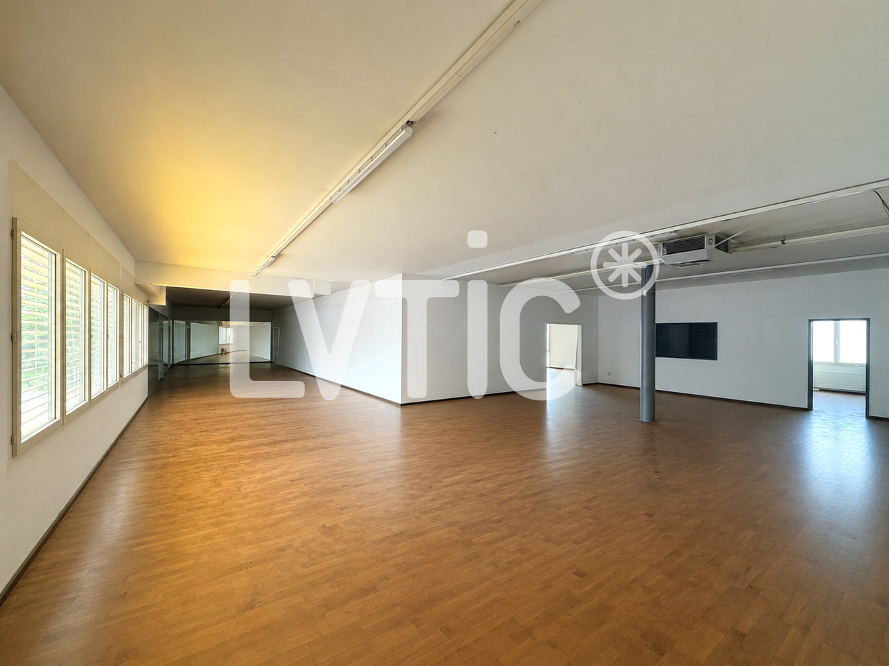 336m² atelier, photo 2 of 9
