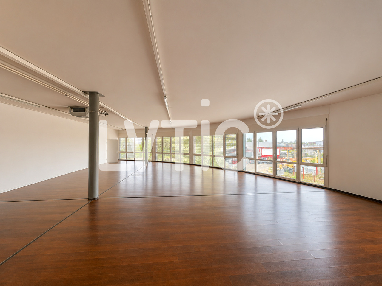 336m² atelier, photo 1 of 9