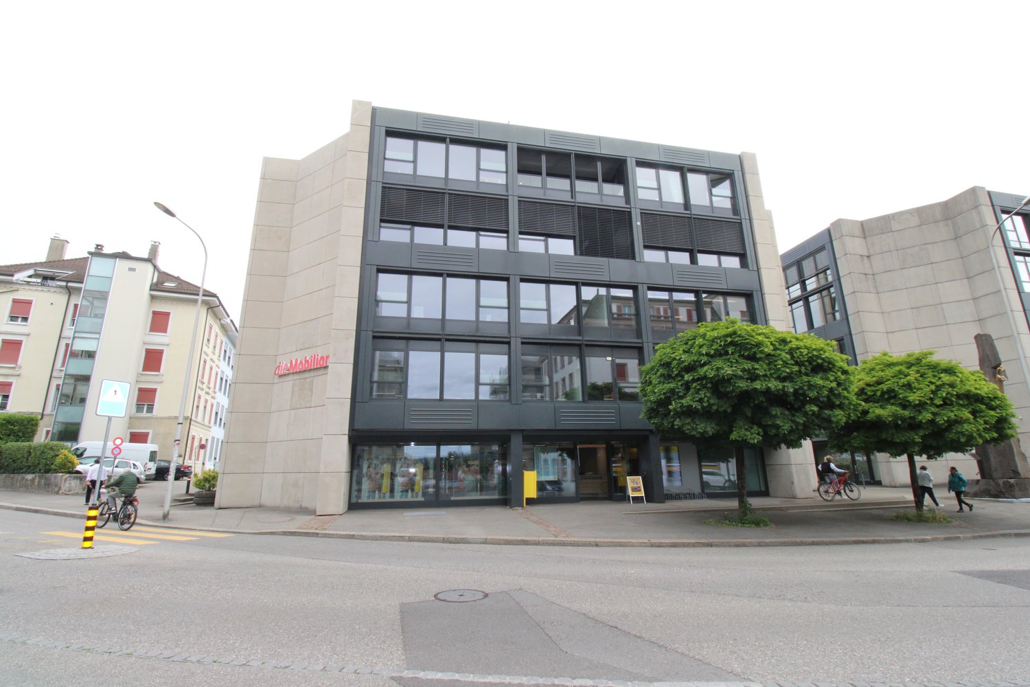 253m² shop