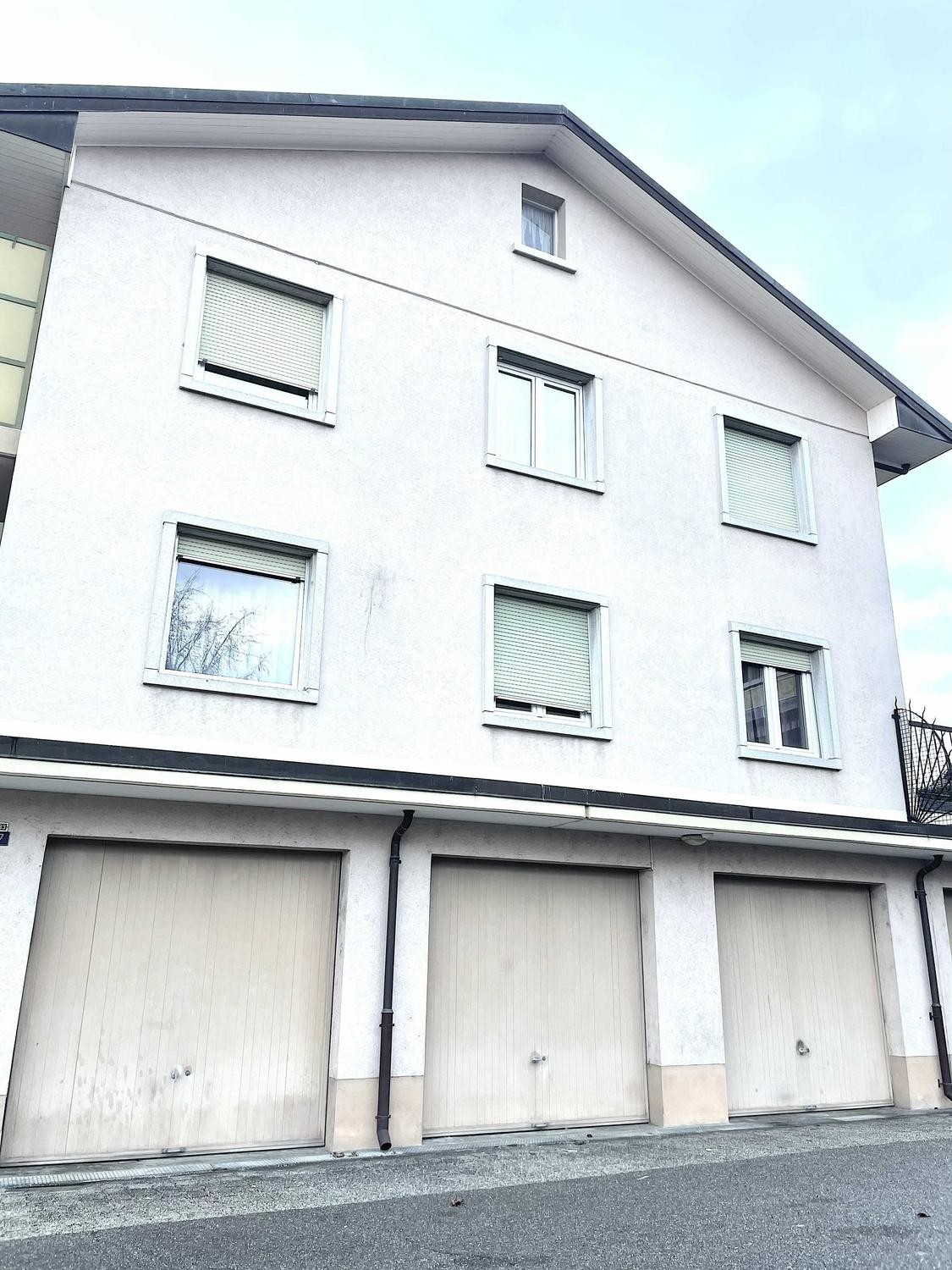 Single garage","description":"For rent immediately, an individual garage box on the ground floor of a family building in a residential area of Bussigny. Please note: rental is for parking a vehicle only, no workshop or storage allowed."}