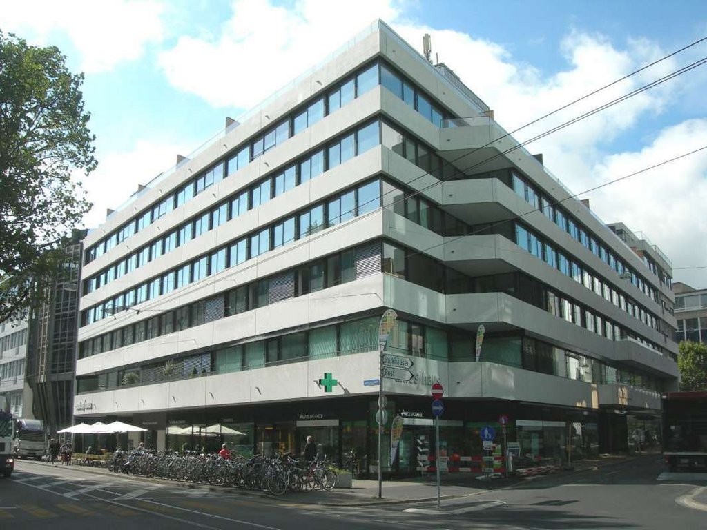 121m² shop, photo 1 sur 3