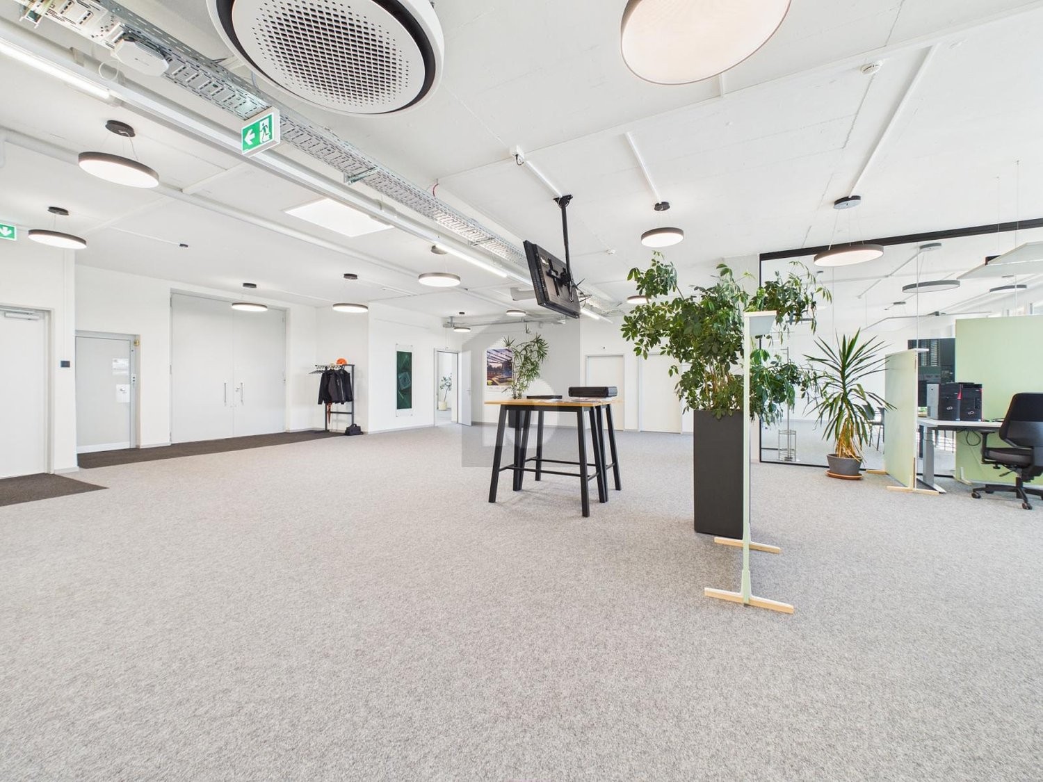950m² office, photo 2 of 4