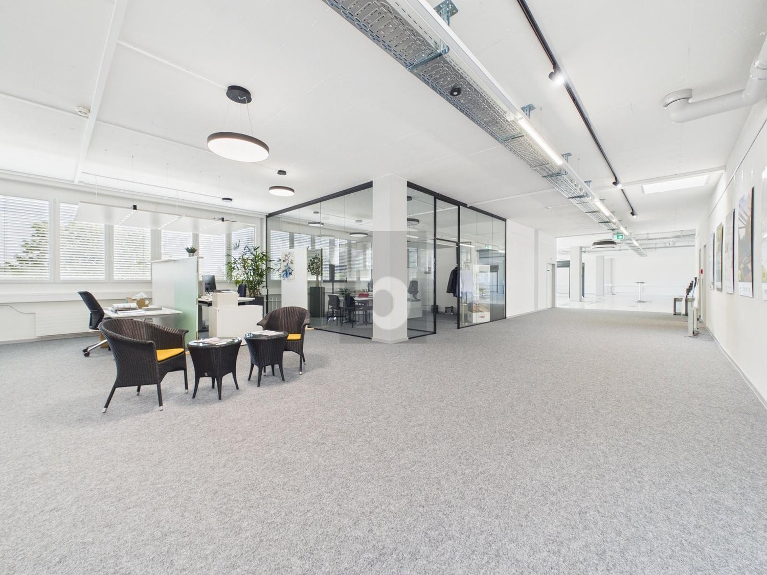 950m² office, photo 1 of 4