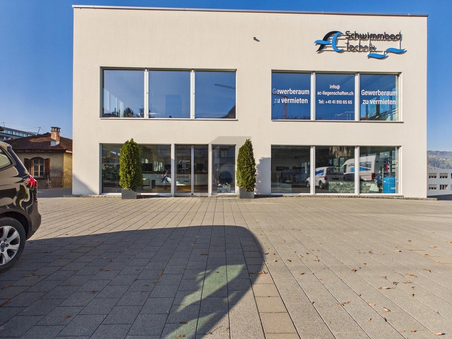 350m² shop, photo 1 of 4