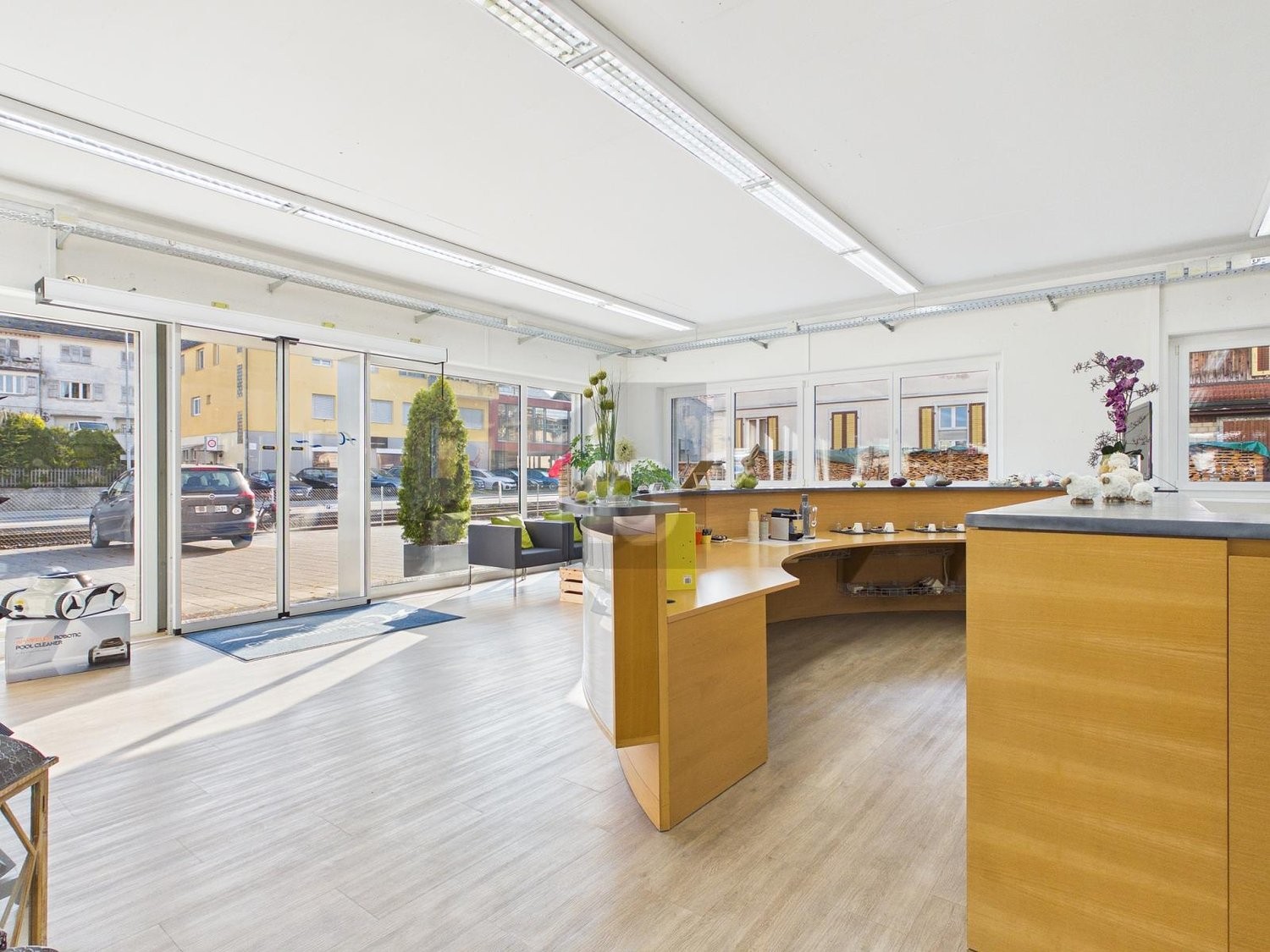 350m² shop, photo 2 of 4