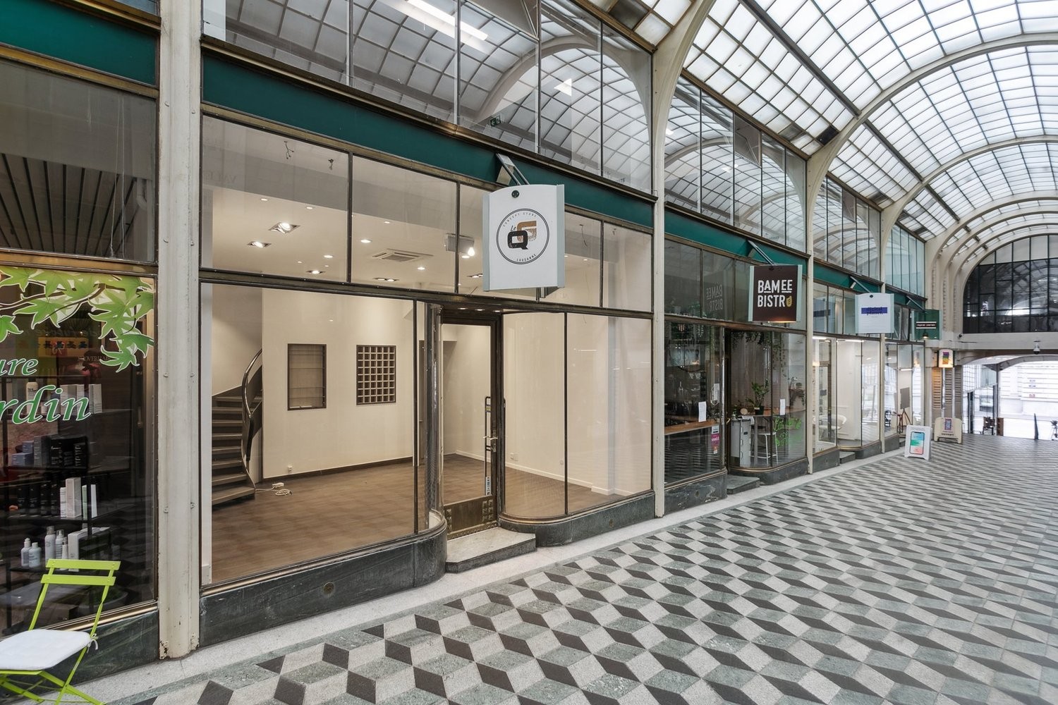 165m² shop, photo 1 of 9