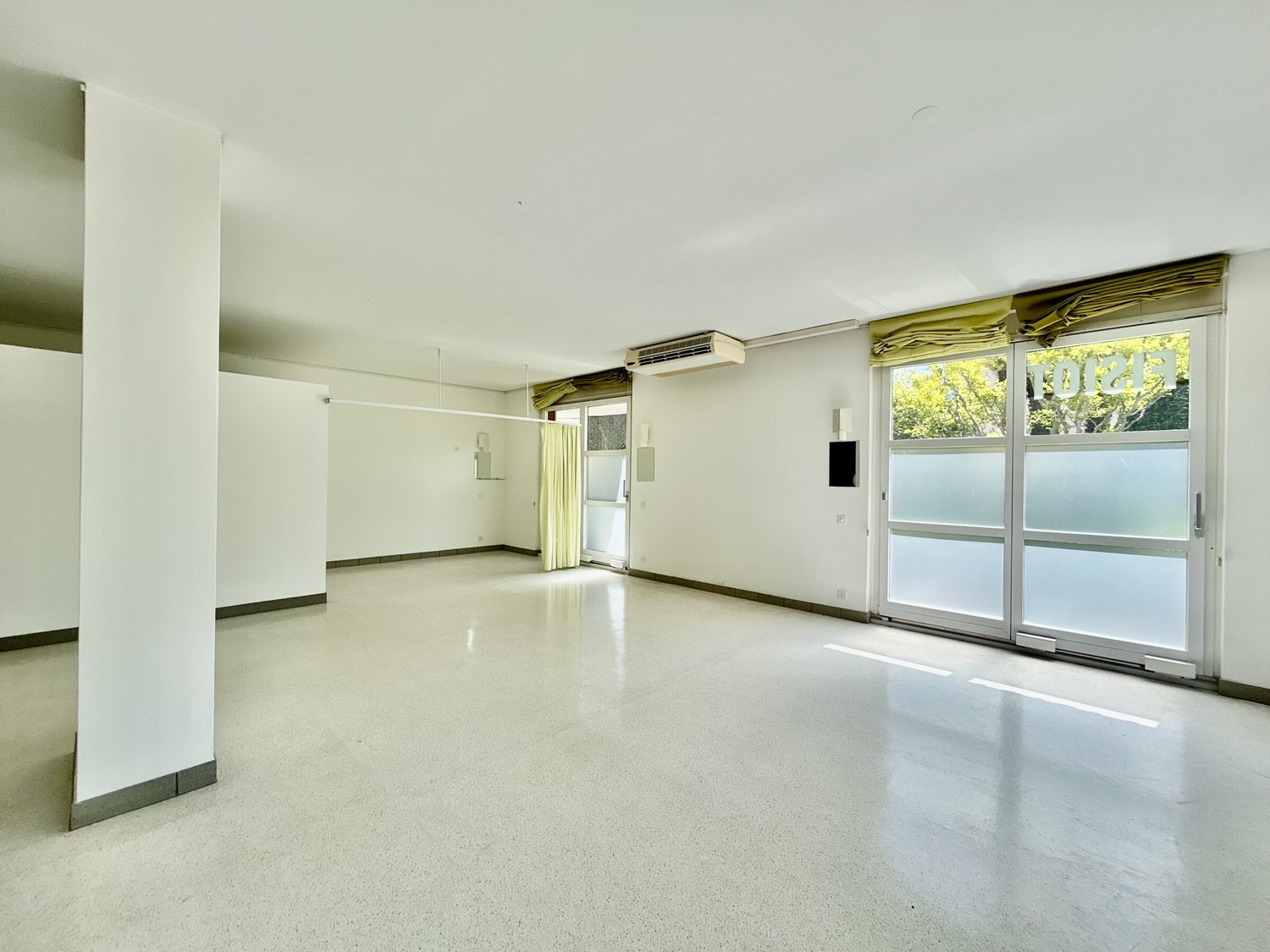 148m² living / commercial building, foto 2 di 8