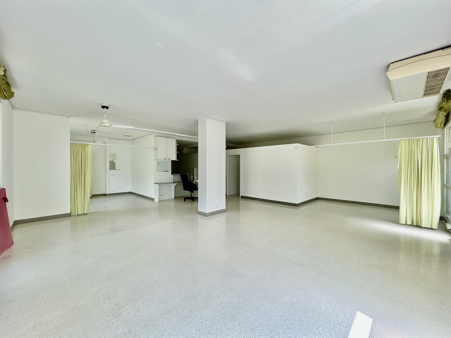 148m² living / commercial building, foto 1 di 8