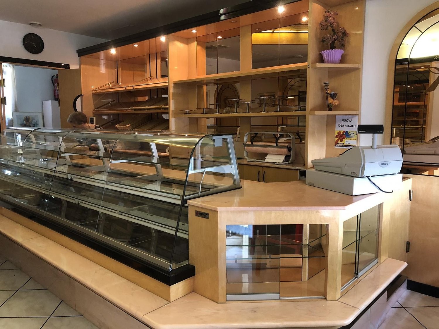 102m² shop