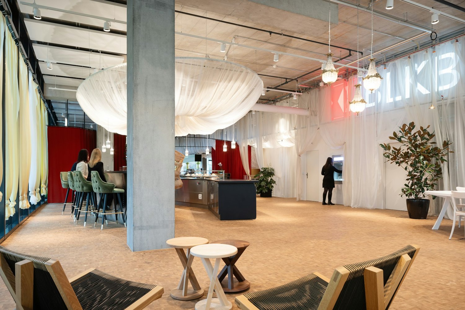 720m² office