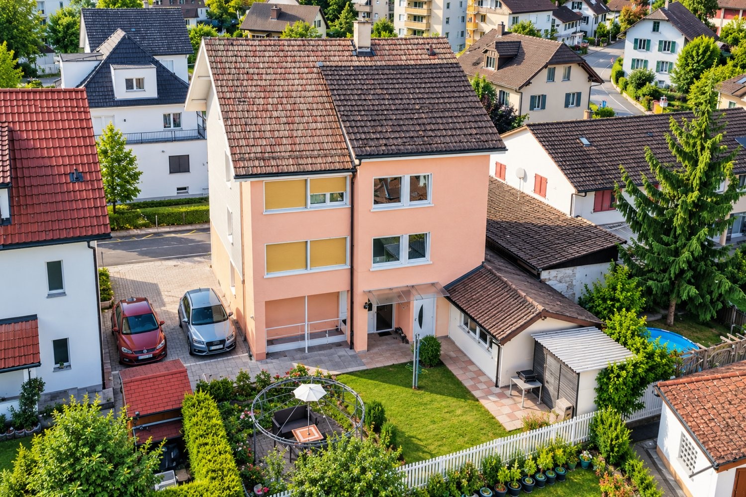 Multi family house, photo 2 of 10