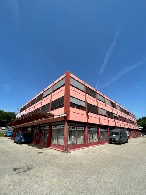 246m² office, photo 1 of 10
