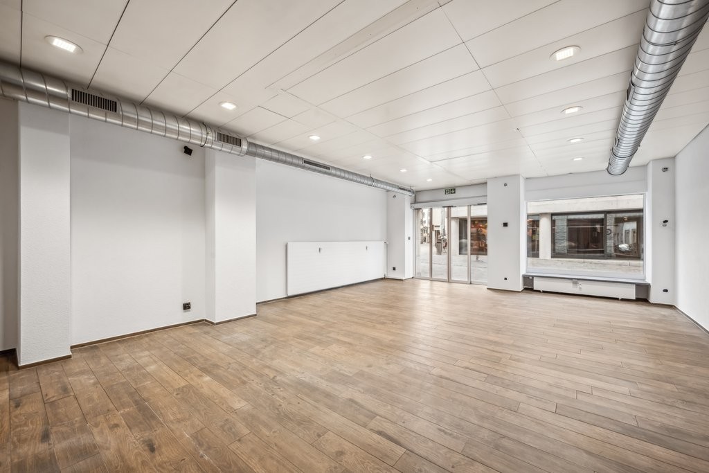 65m² shop, photo 2 of 8