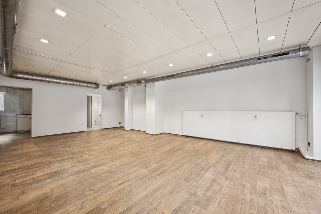 65m² shop, photo 3 of 8