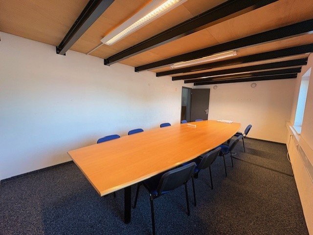 156m² shop
