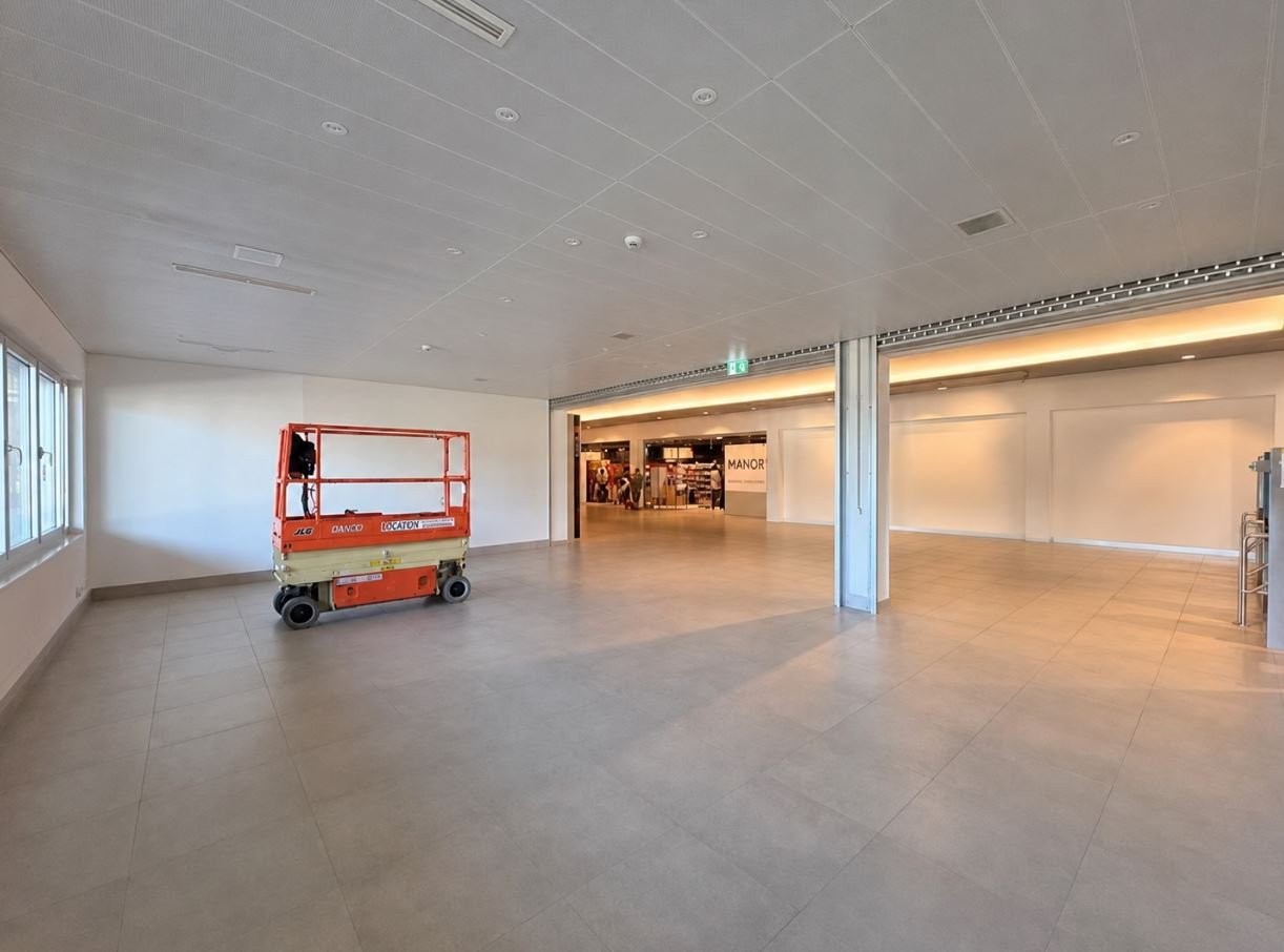 156m² shop