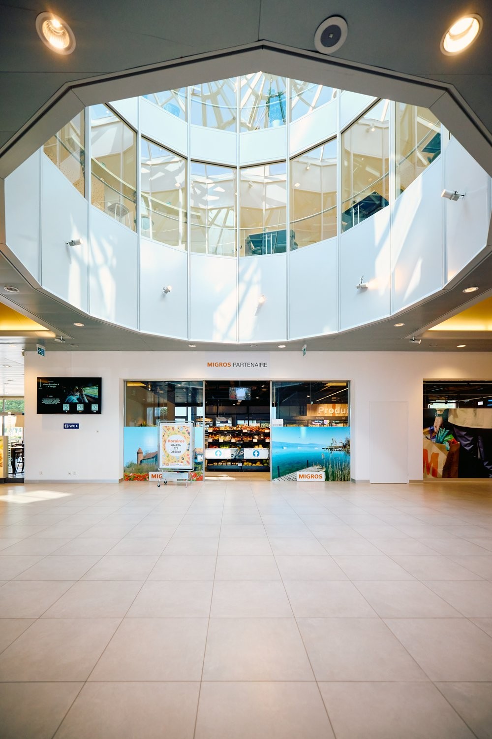 156m² shop