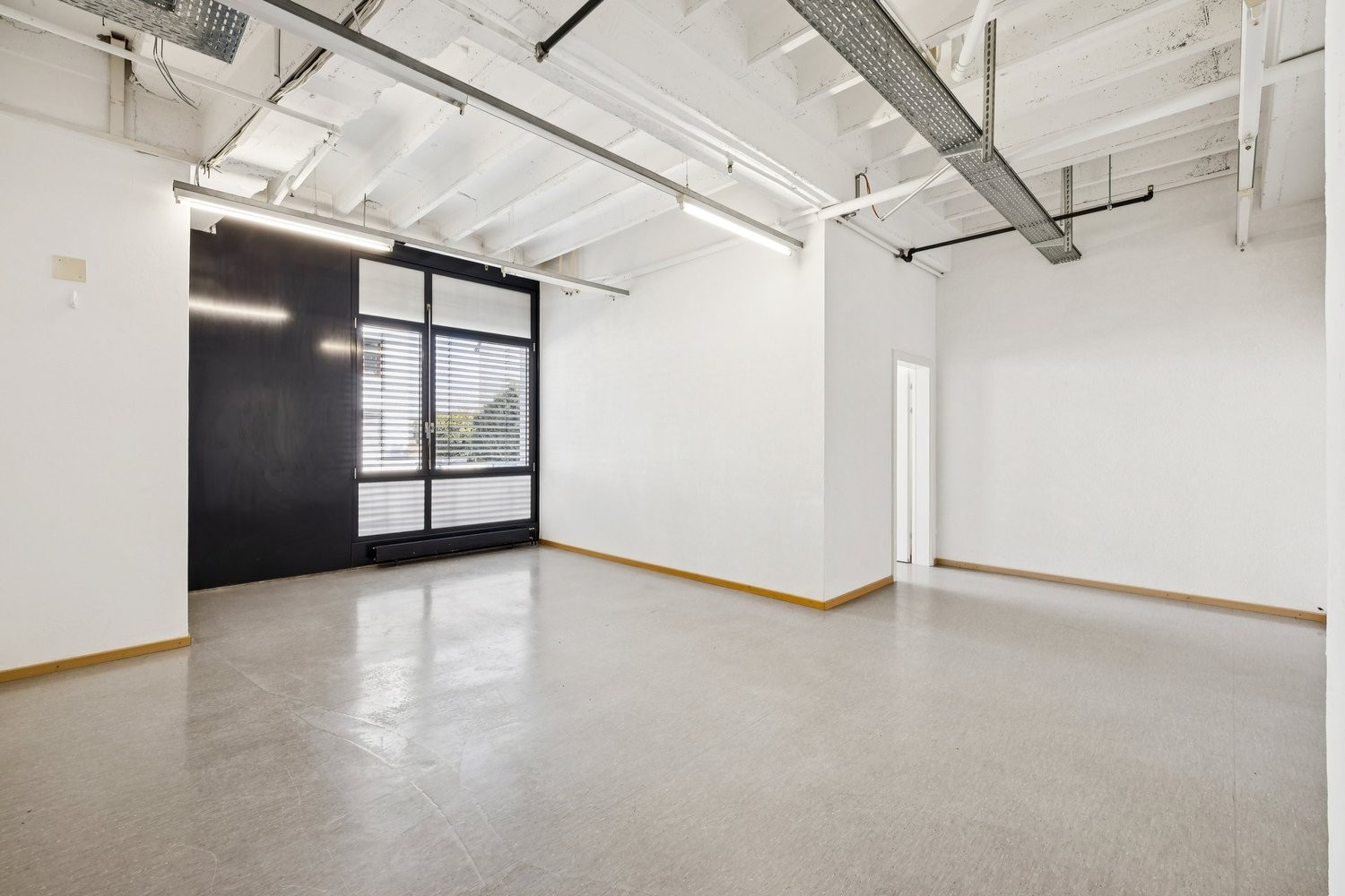 260m² office