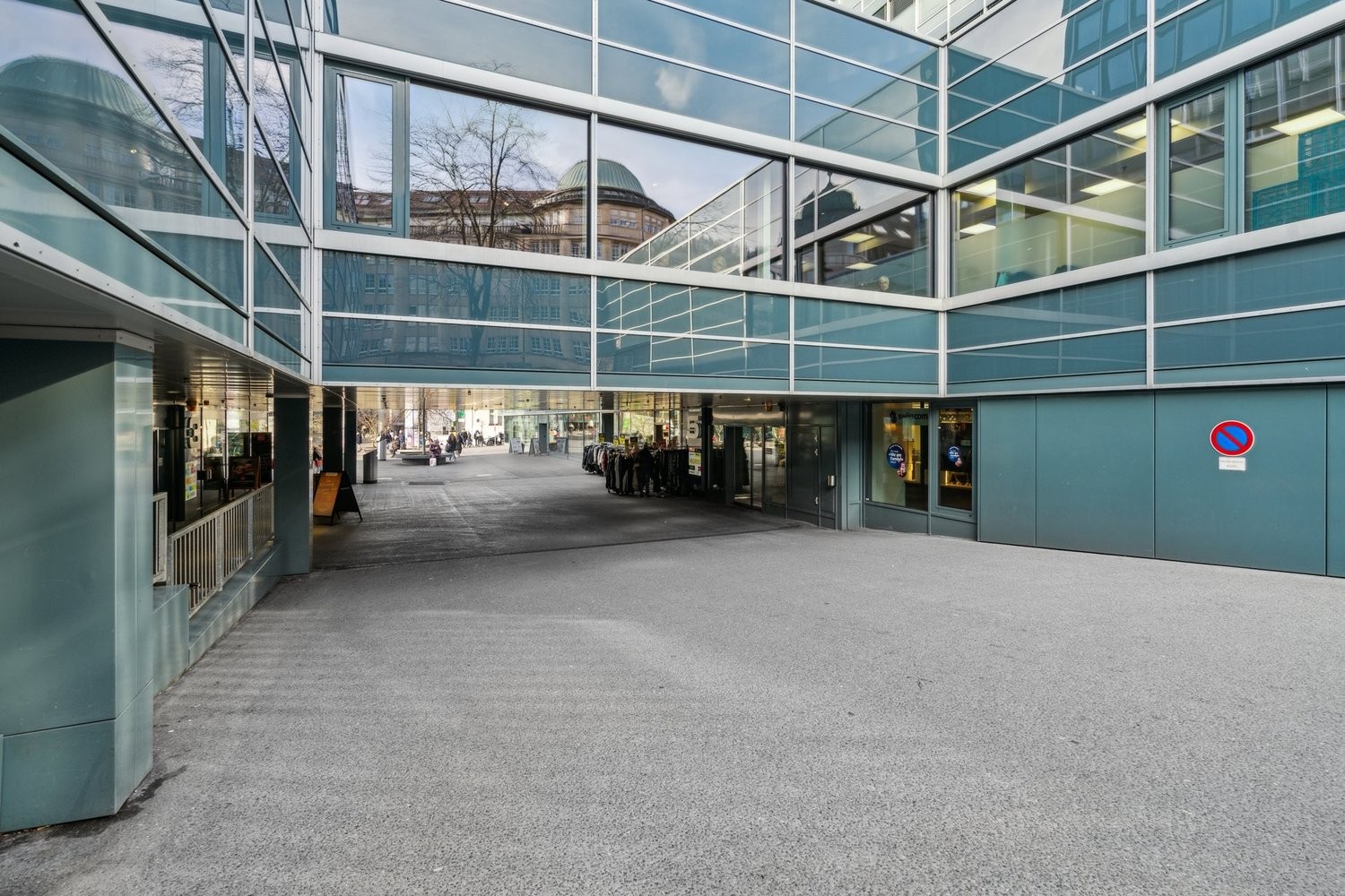 100m² shop