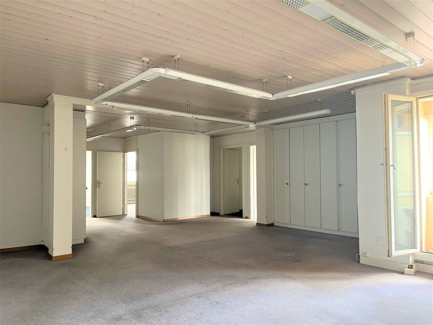 305m² office, photo 1 of 7