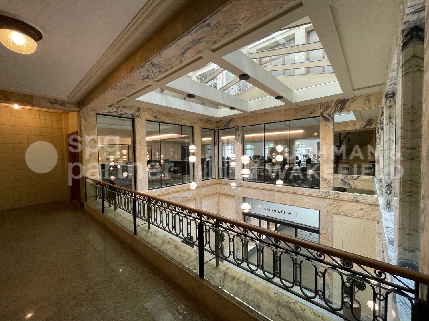430m² office