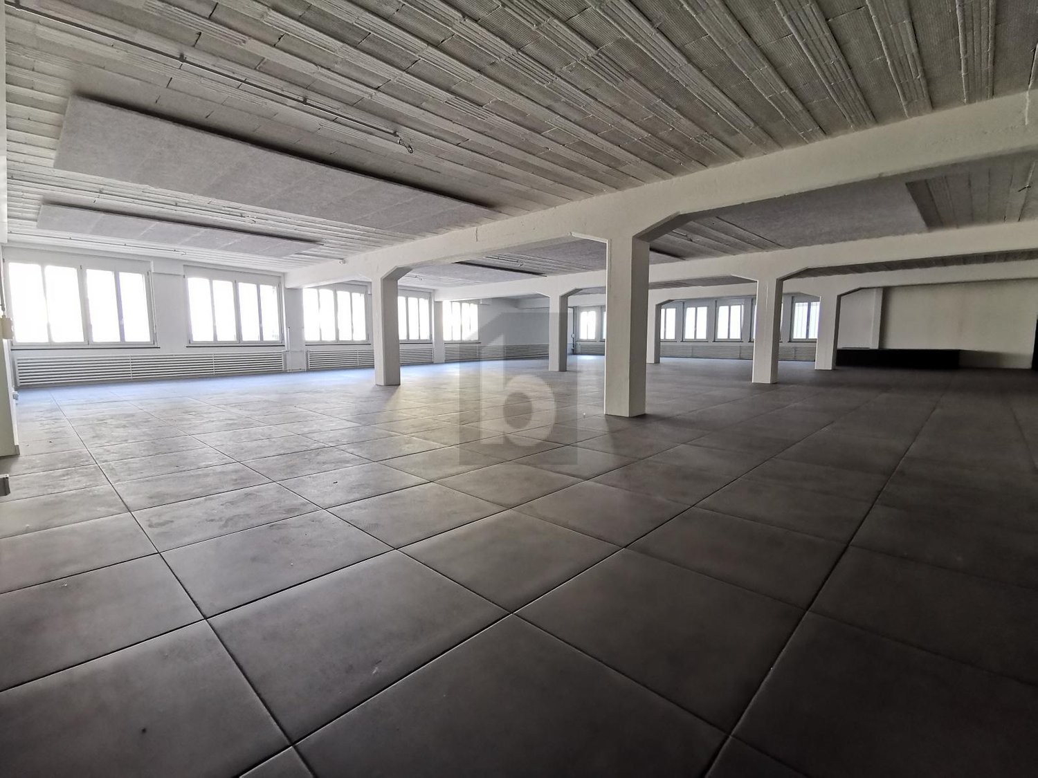 435m² industrial object, photo 1 of 4