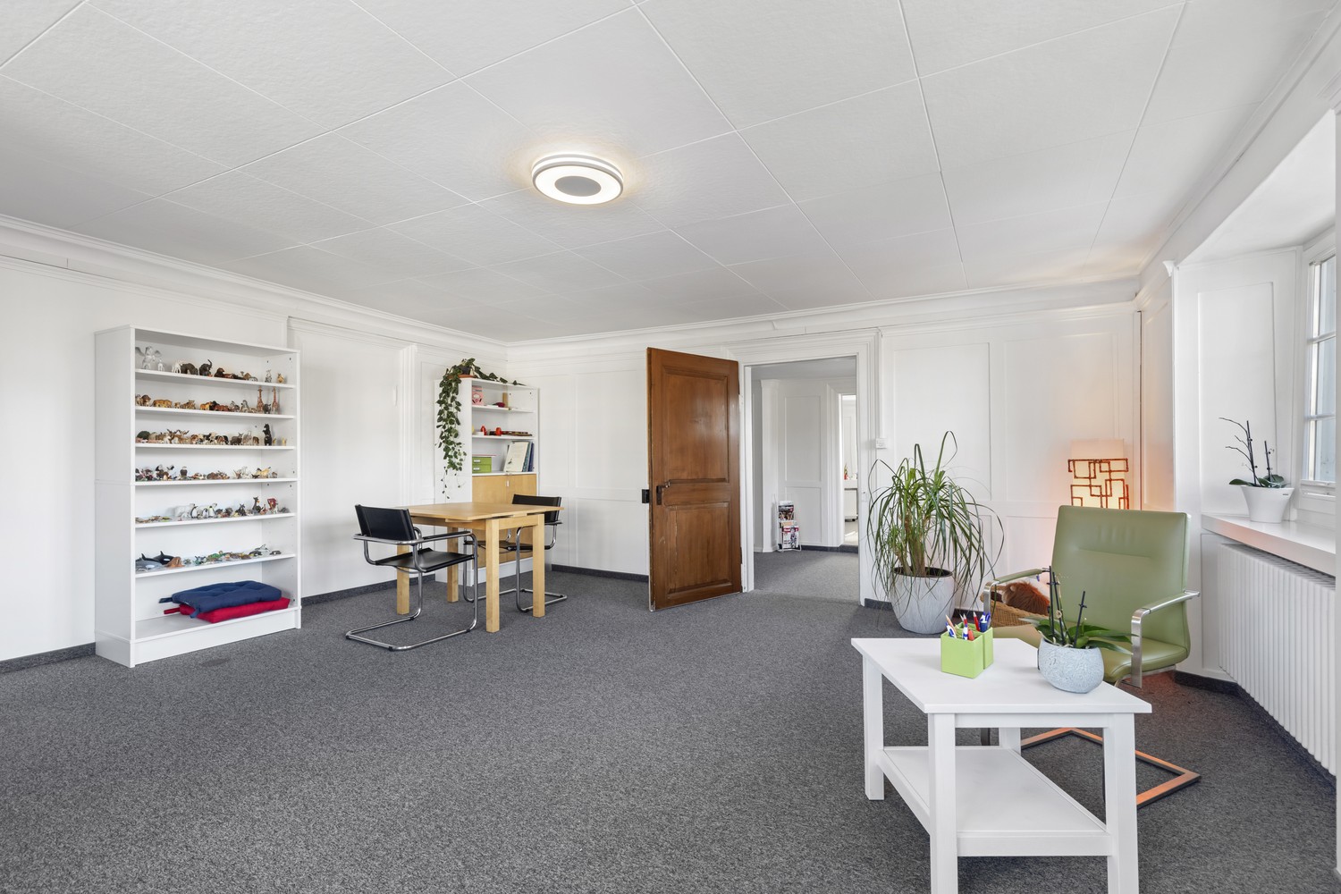 81m² office