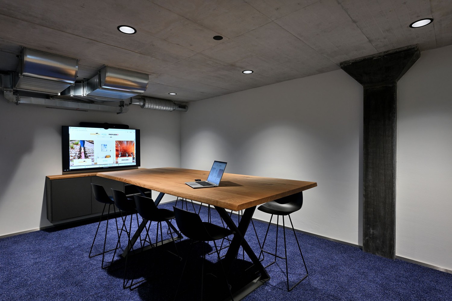 240m² office