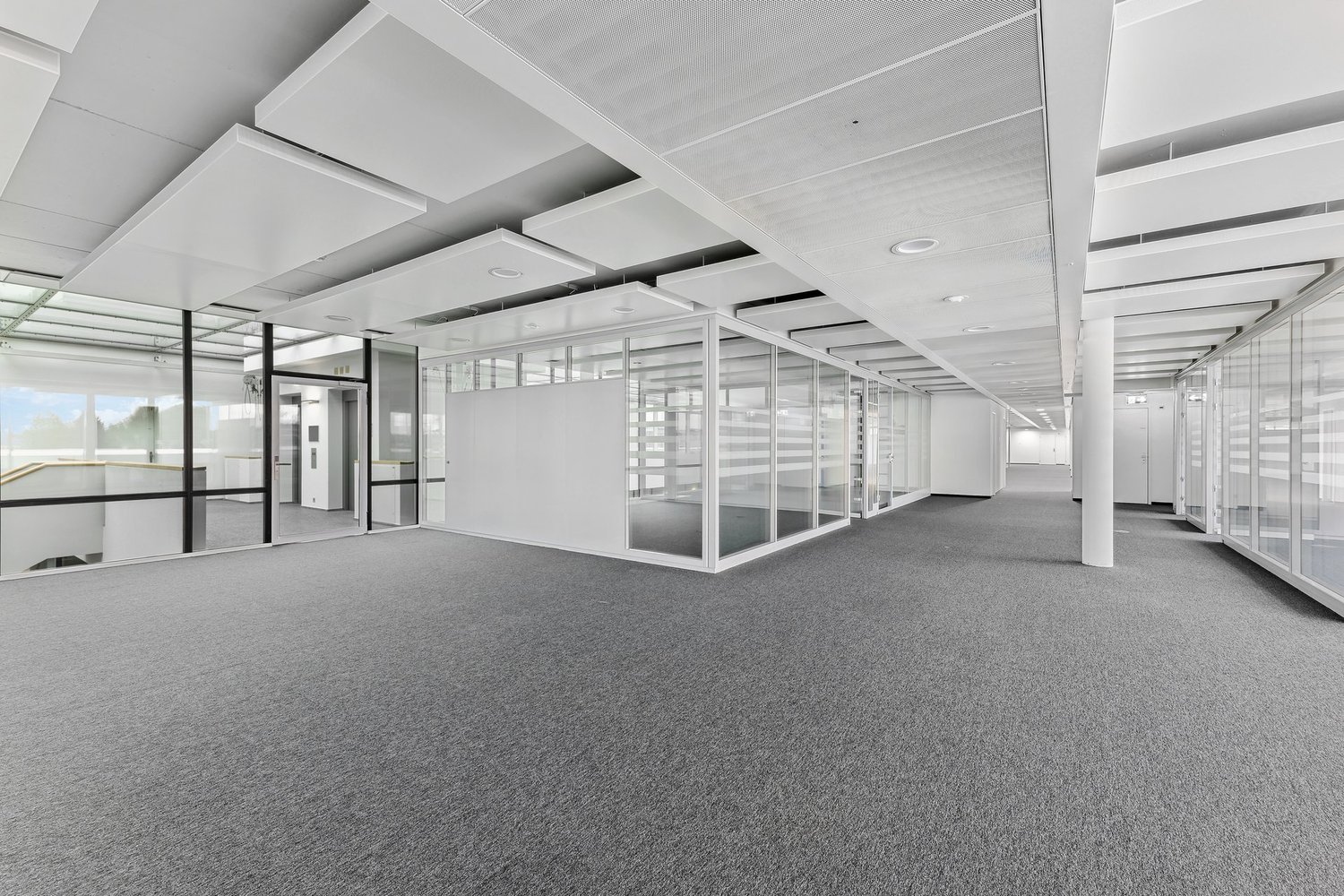 1482m² office, photo 2 of 10