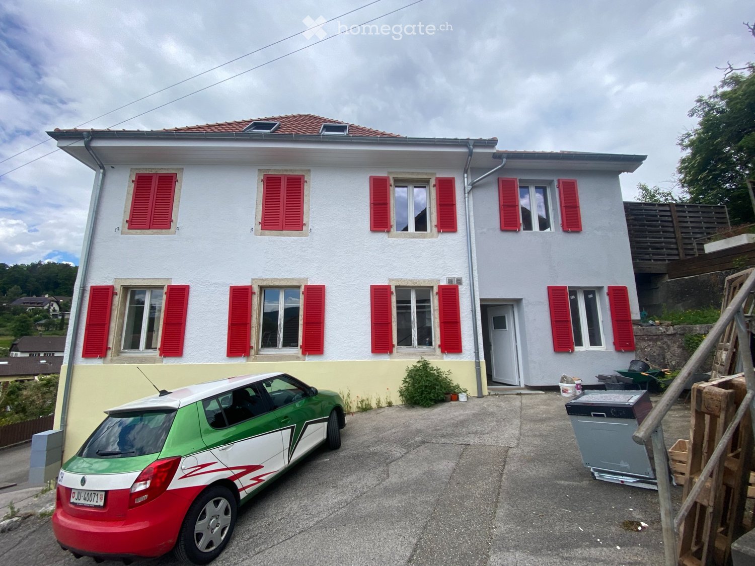 4 rooms apartment

Apartment on the 1st floor with large terrace for rent in Fontenais.   
  
Bathroom with Italian shower and bathtub, toilet area, kitchen open to living room, 2 bedrooms, one partially closed room.   
  
Washing machine and dryer in the apartment.   
  
Parking space available.   
