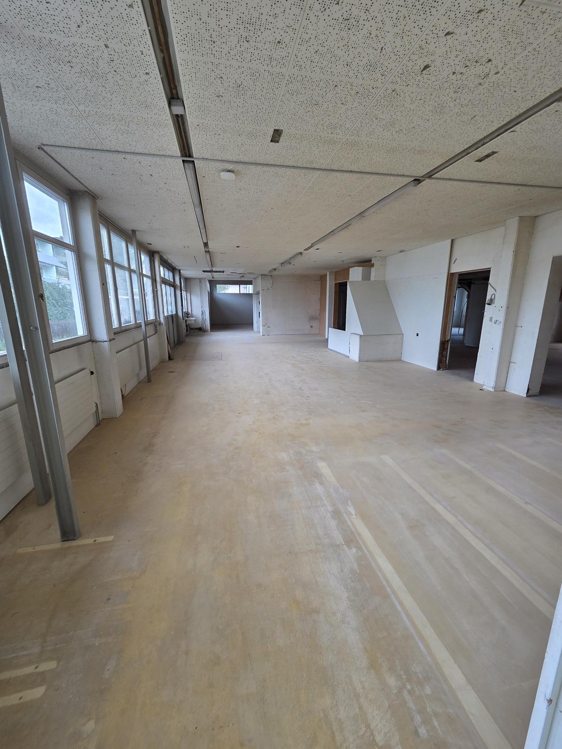 320m² commercial
Description: Divisible premises in a prime location, center of Gossau, opposite Migros, bus stop in front of the house
Parking spaces can be rented additionally, photo 4 of 5