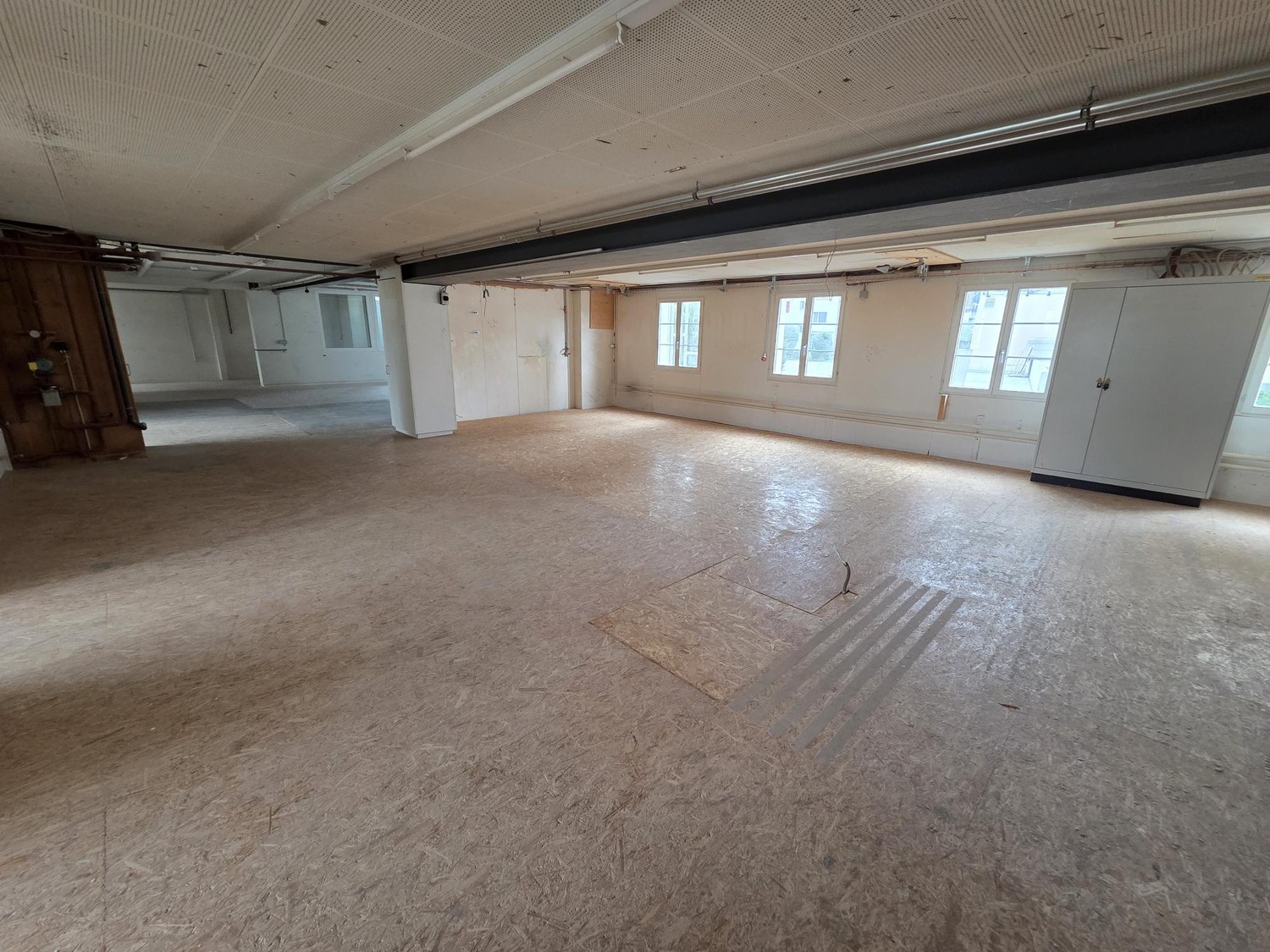 320m² commercial
Description: Divisible premises in a prime location, center of Gossau, opposite Migros, bus stop in front of the house
Parking spaces can be rented additionally, photo 3 of 5