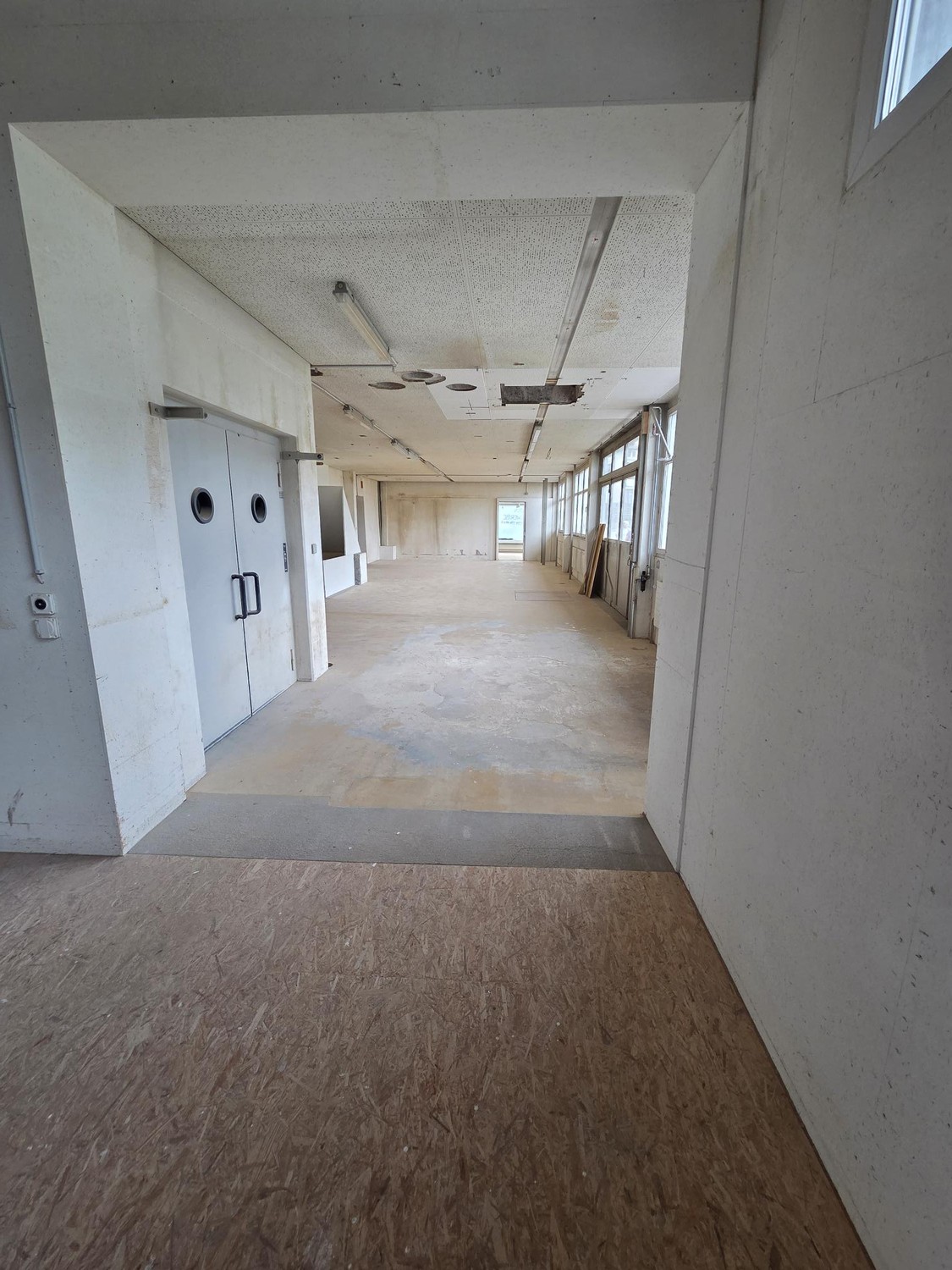 320m² commercial
Description: Divisible premises in a prime location, center of Gossau, opposite Migros, bus stop in front of the house
Parking spaces can be rented additionally, photo 5 of 5