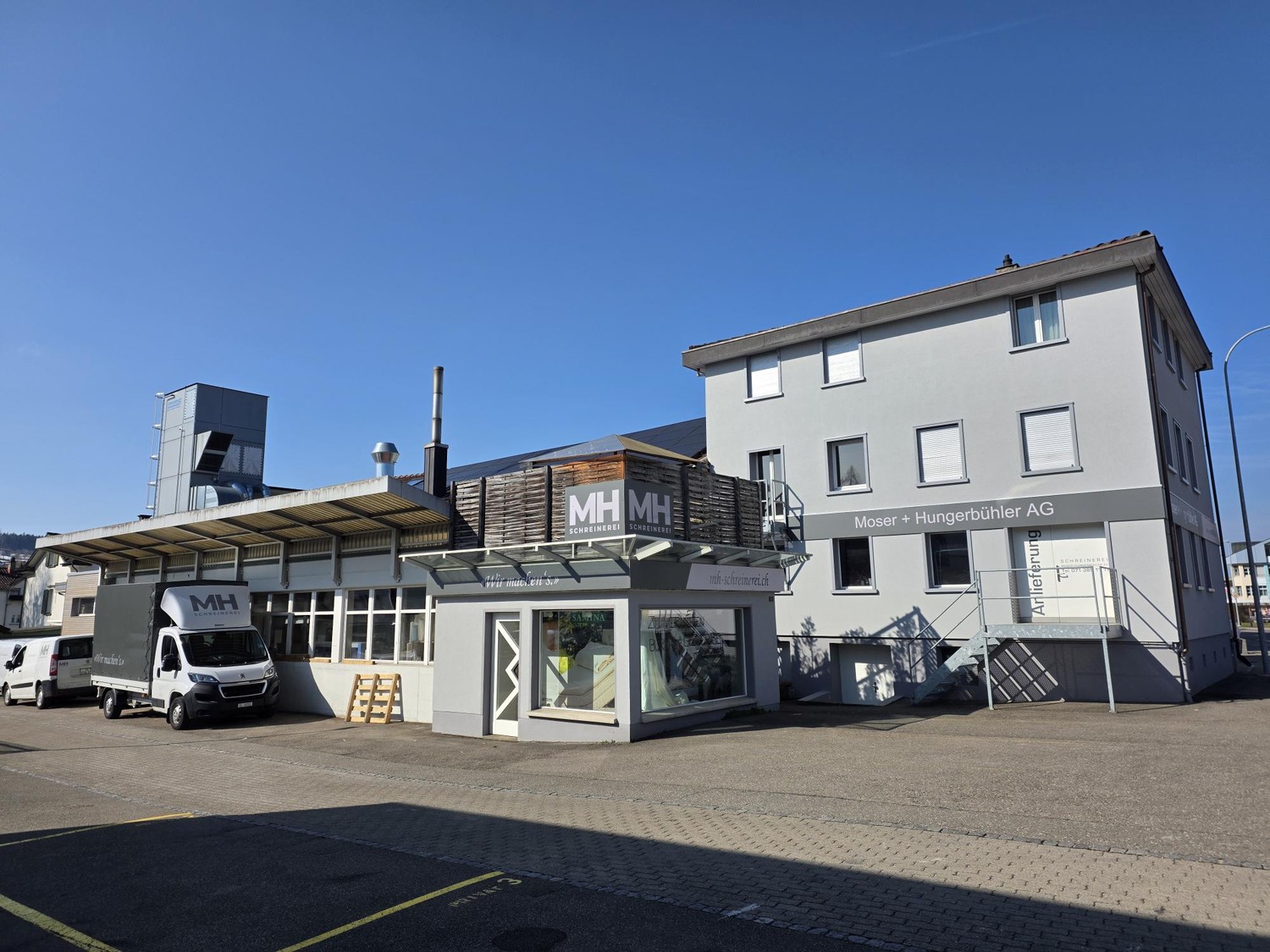 320m² commercial
Description: Divisible premises in a prime location, center of Gossau, opposite Migros, bus stop in front of the house
Parking spaces can be rented additionally, photo 1 of 5