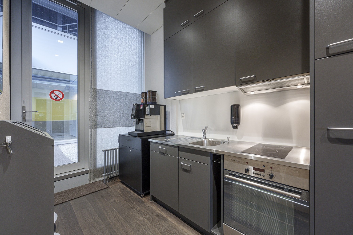 596-596m² office, photo 6 of 9