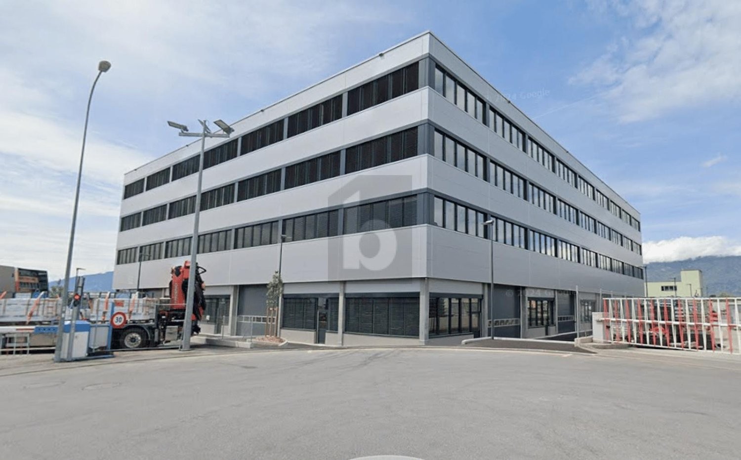 211m² office, photo 1 of 4