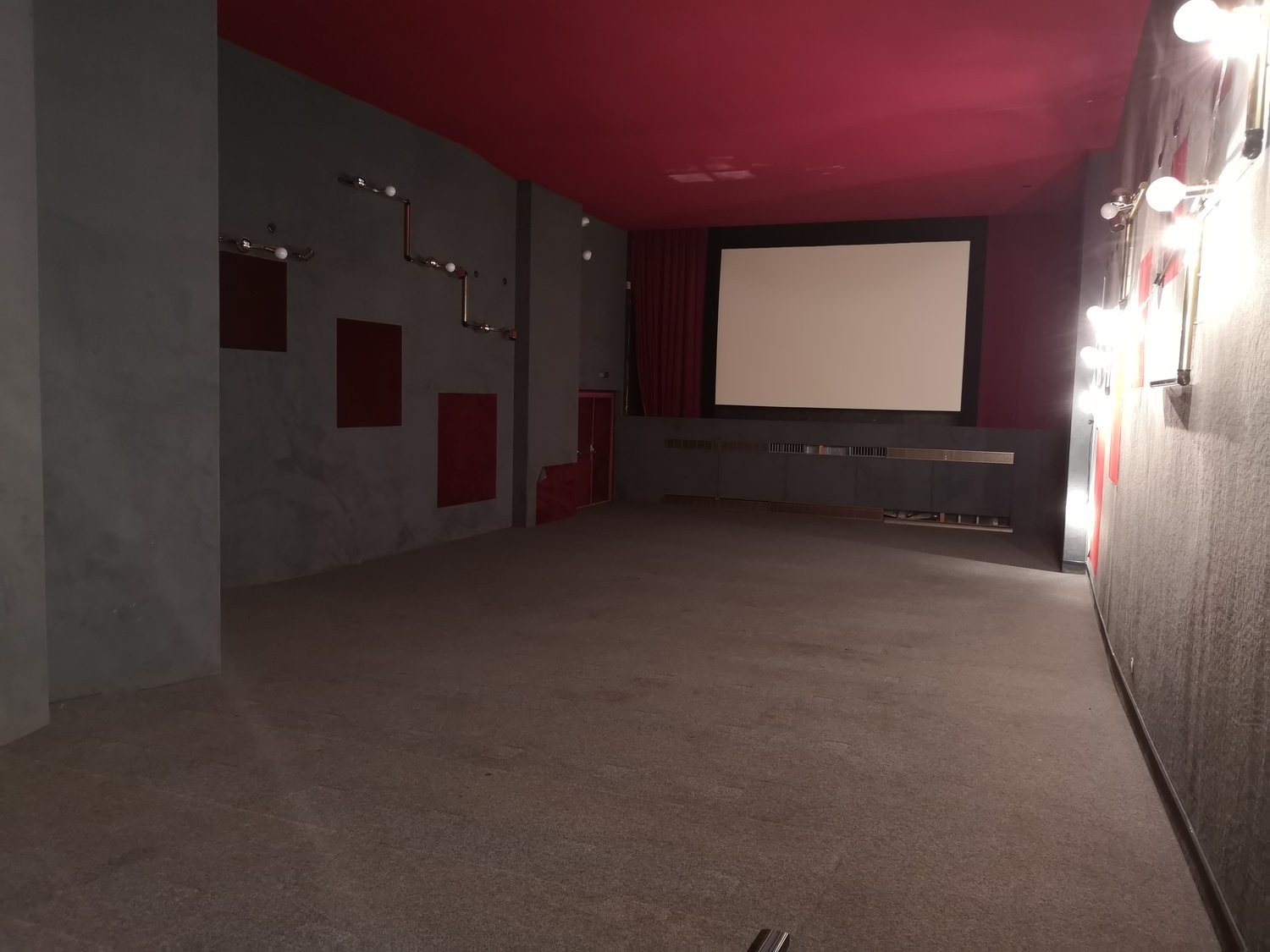 190m² shop, photo 1 of 4