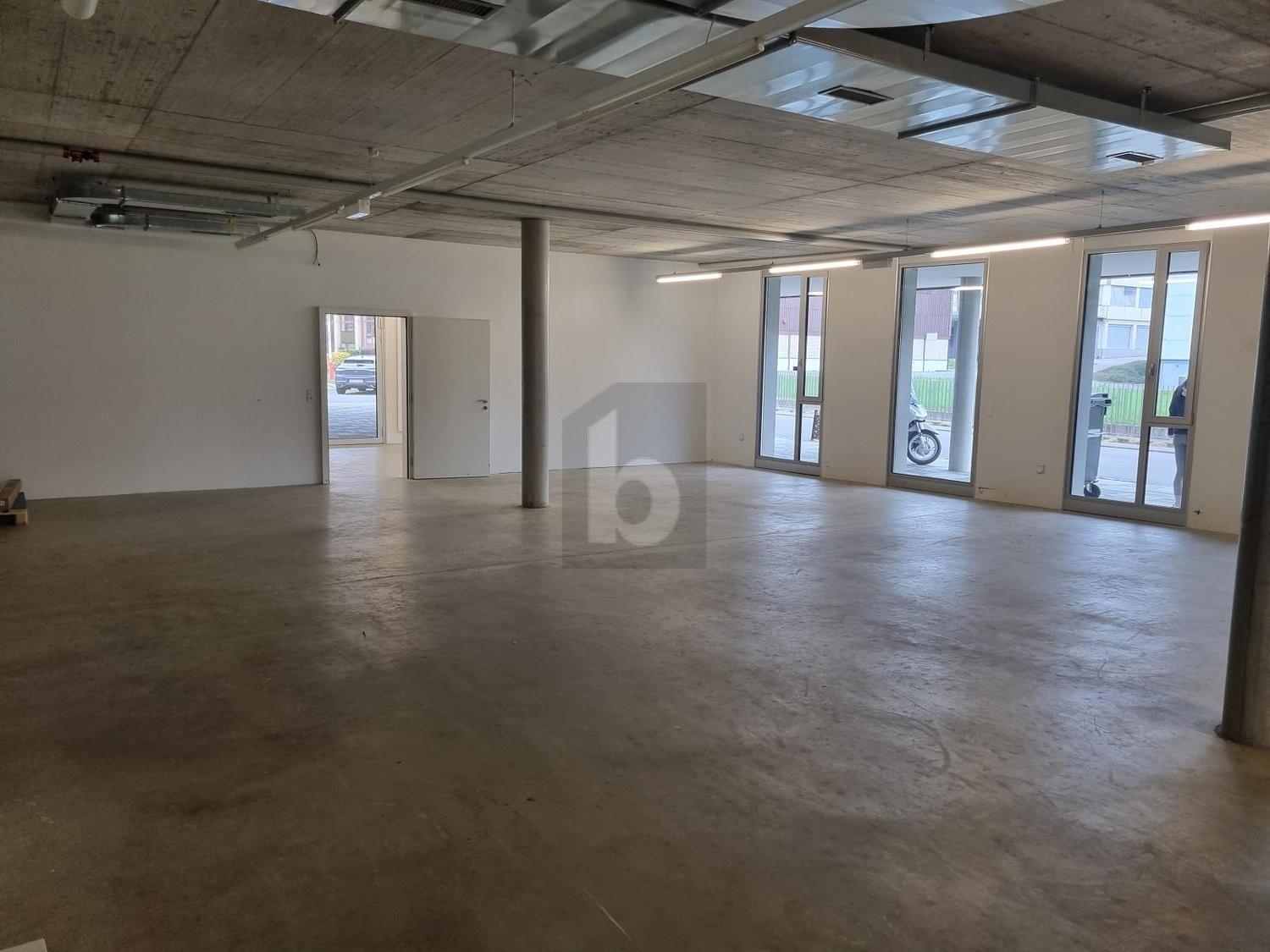 307m² storage room, photo 2 of 4