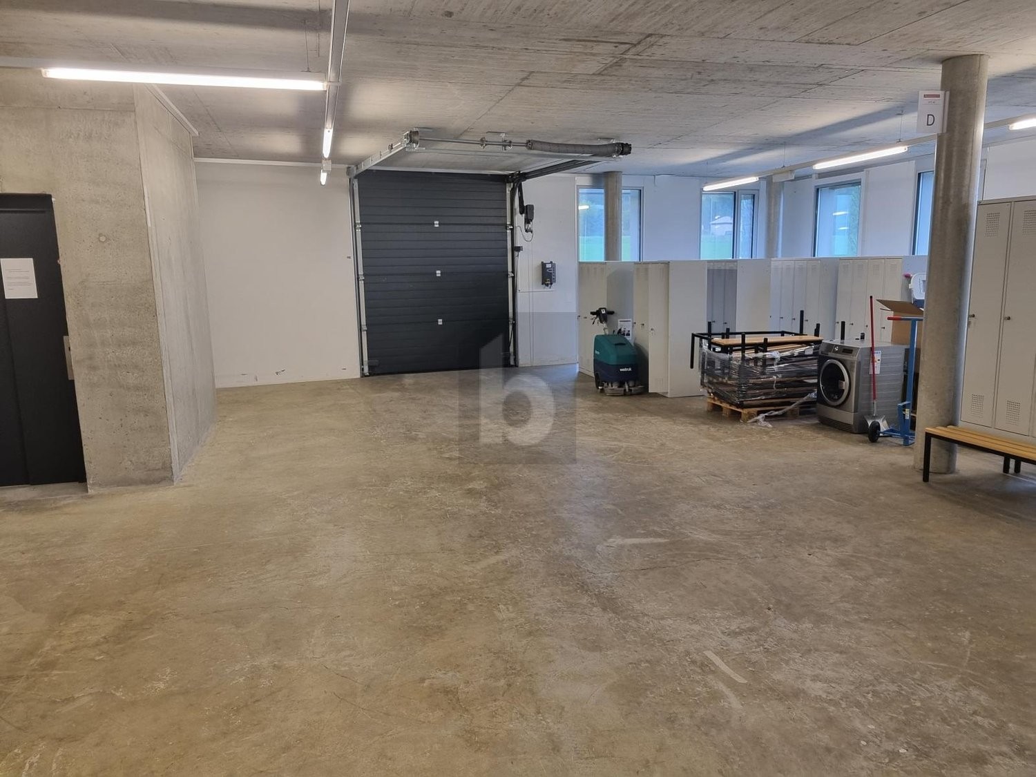 307m² storage room, photo 3 of 4