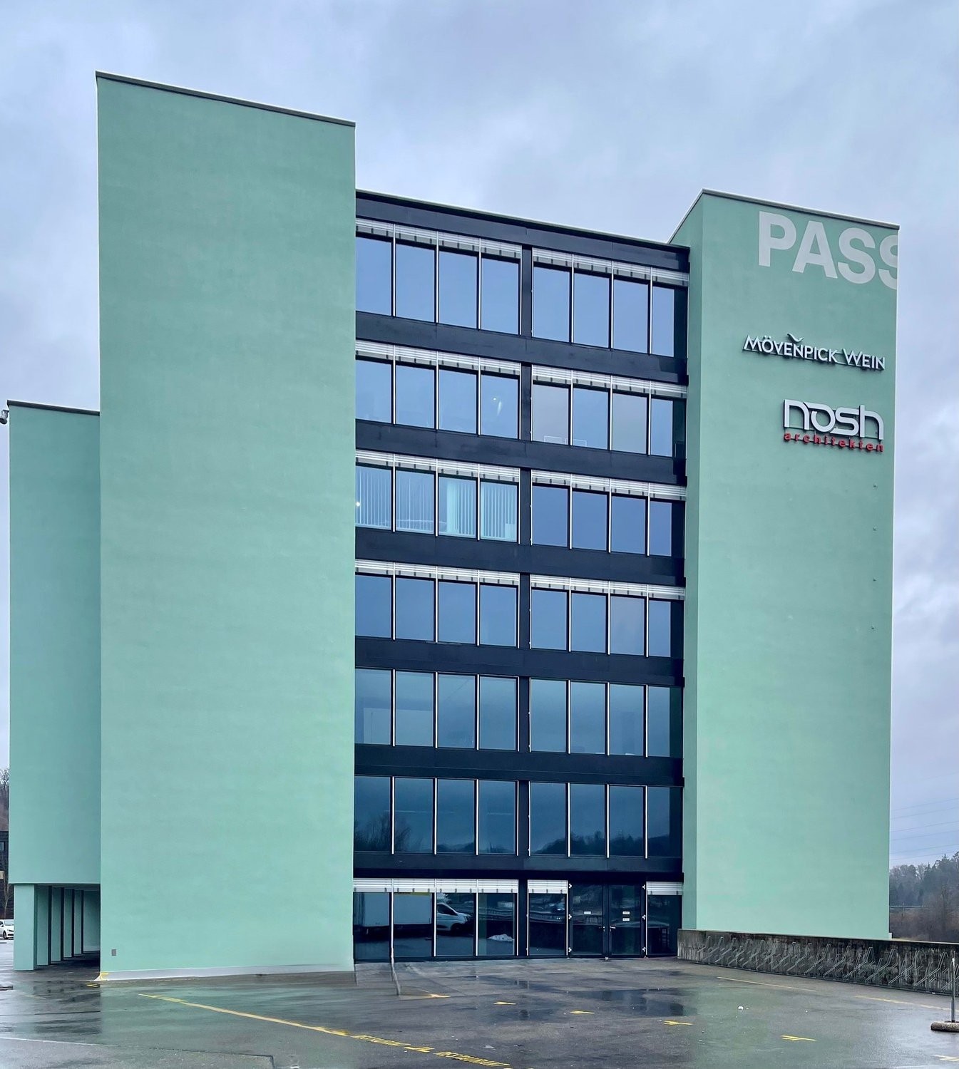 274m² commercial, photo 1 of 5