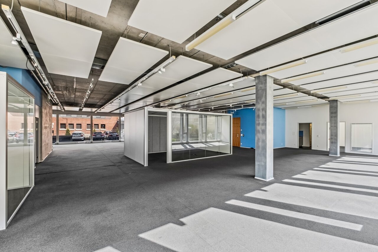 426m² office, photo 1 of 7