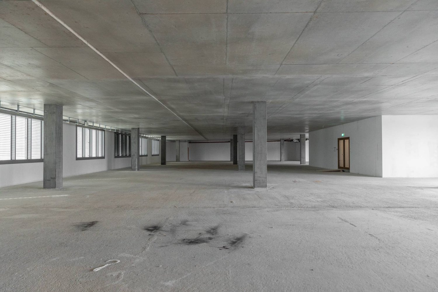 900m² office