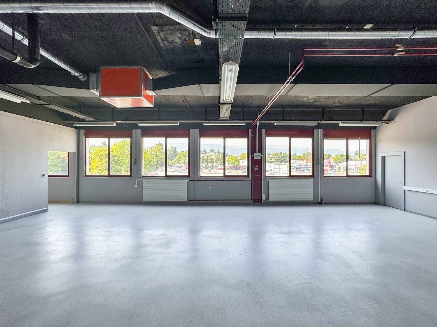 365m² commercial, photo 1 of 10