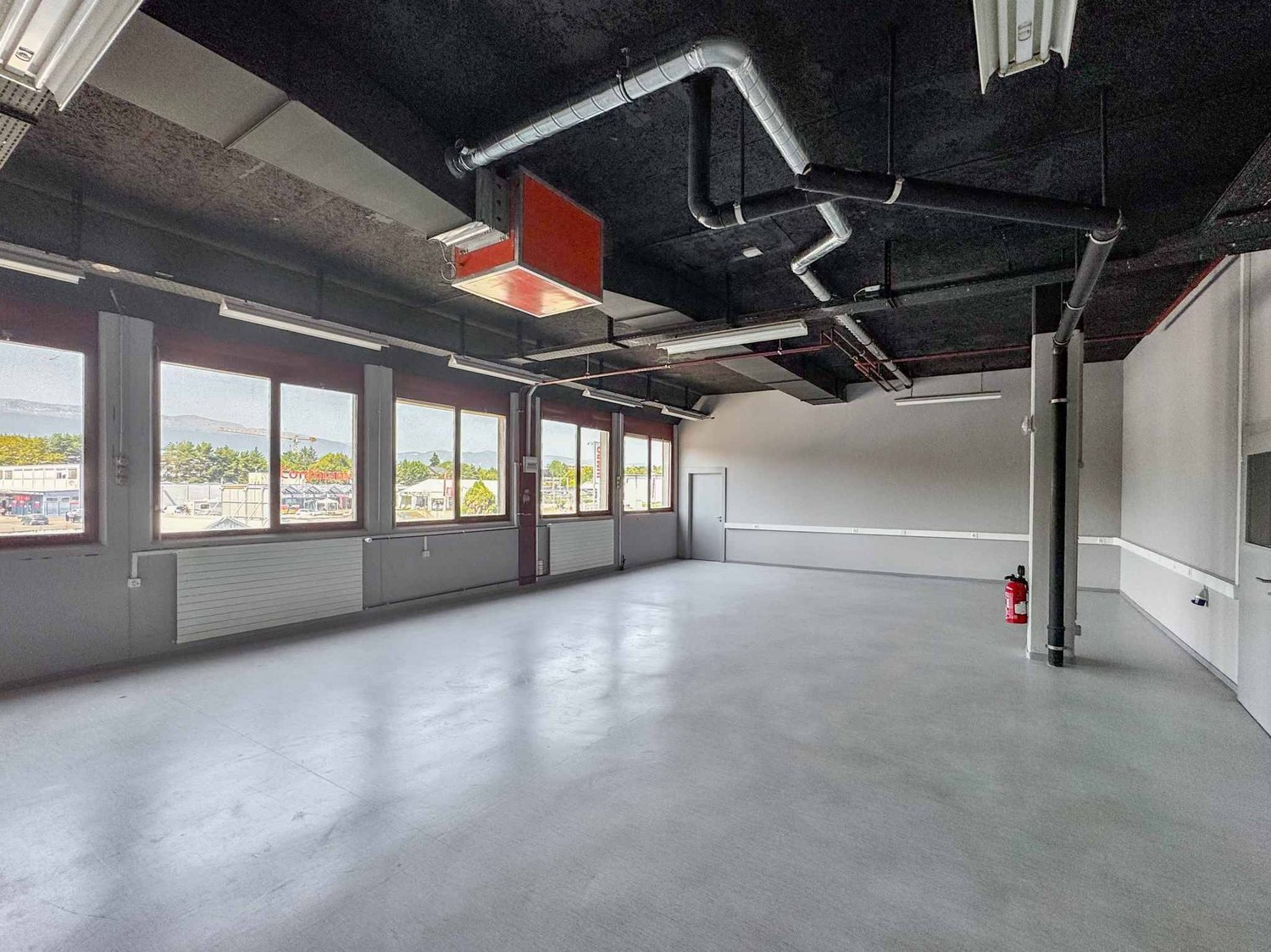 365m² commercial, photo 2 of 10