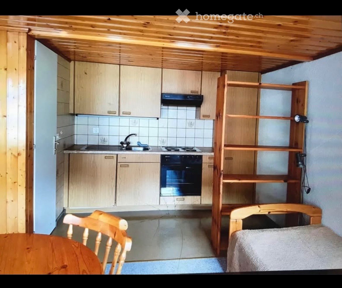 Studio arredato in affitto a Meiringen!

Indirizzo: Eisenbolgenstrasse 43, 3860 Meiringen

Disponibile dal 2 febbraio 2027 o su accordo

Questo studio arredato al piano terra si trova in una posizione centrale e tuttavia tranquilla a Meiringen.

Il centro del villaggio così come le possibilità di ac