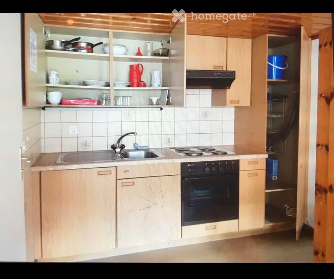 Studio arredato in affitto a Meiringen!

Indirizzo: Eisenbolgenstrasse 43, 3860 Meiringen

Disponibile dal 2 febbraio 2027 o su accordo

Questo studio arredato al piano terra si trova in una posizione centrale e tuttavia tranquilla a Meiringen.

Il centro del villaggio così come le possibilità di ac