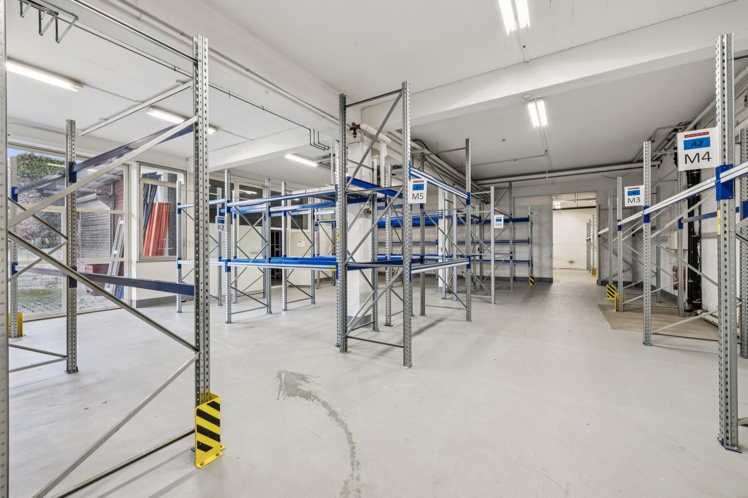 1640m² storage room