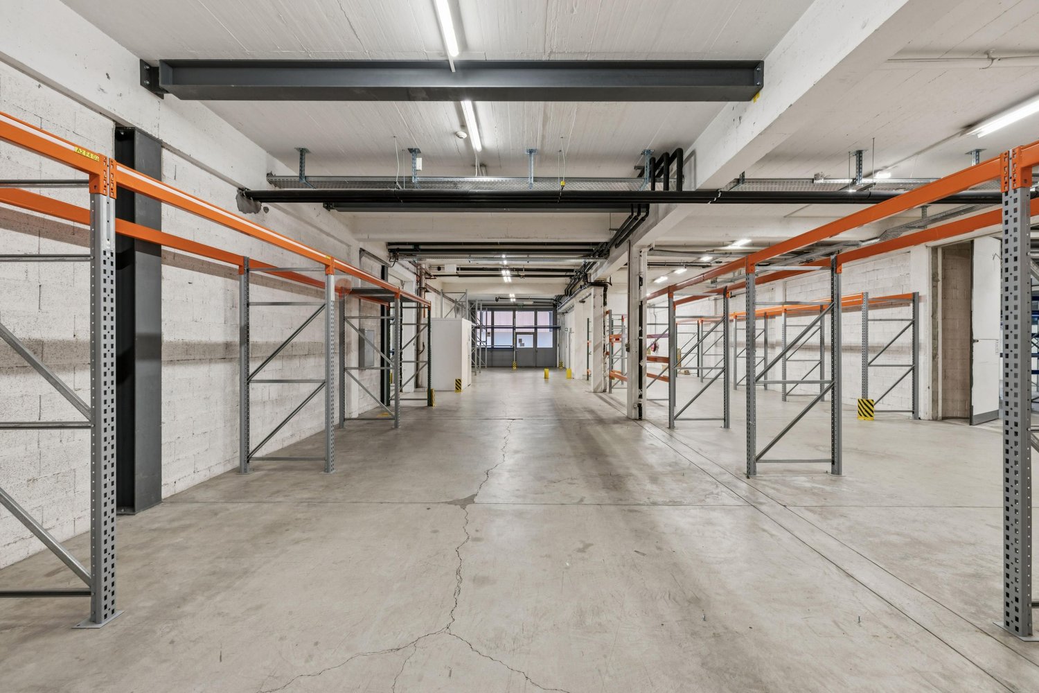 1640m² storage room